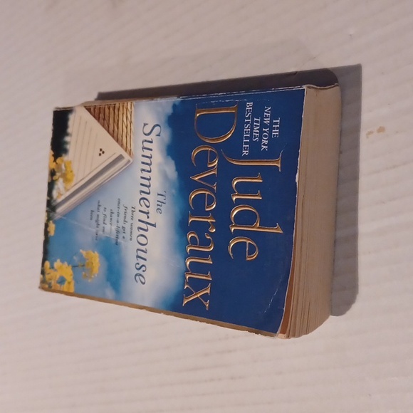 $4 Add-on "The Summerhouse" by Jude Deveraux - Paperback Novel - Picture 6 of 9